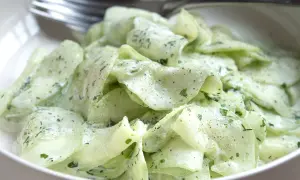 Cremiger Gurkensalat mit Dill, perfekt für ein leichtes Mittagessen. Dieses Gurkensalat Rezept ist einfach und schnell zubereitet.