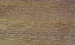 Textura de madera con vetas horizontales en un cálido color iroko, con detalles más claros que simulan el paso del tiempo.