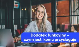 Uśmiechnięta blondynka w okularach pracuje przy laptopie. Na ekranie widnieje napis "Dodatek funkcyjny – czym jest, komu przysługuje".