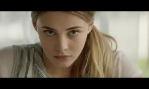 Tessa Young z filmu "After" patrzy intensywnie, jej zielone oczy przyciągają uwagę.