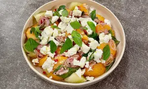 En uppfriskande melonsallad med fetaost, rödlök och basilika. Perfekt sommarbuffé eller lätt lunch.