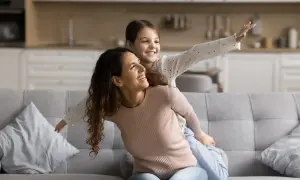 Radość dziecka na plecach mamy, jak samolot. To prawdziwa ulga na dziecko, gdy widzi się taki uśmiech.
