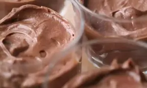 Douce mousse chocolat mascarpone sans oeufs, servie dans des verrines.