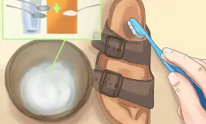 Mit einer Zahnbürste und einer Paste aus Wasser und Natron die Birkenstock reinigen.