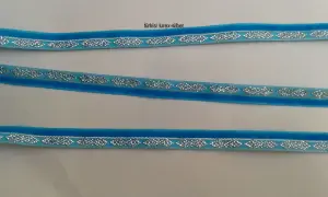 Türkisblaues Samtband mit silberner Lurex-Verzierung, ideal für Dirndl.