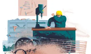 Arbetare hostar i armvecket vid en borrmaskin. Verktyg på väggen och i hyllor. Hur ofta bör en skyddsrond ske?