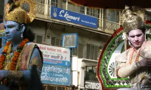 Två män i gyllene krön och smink, en med blå hud, deltar i en procession. Frågan "hur många gudar har hinduismen" kan väckas av deras utseende.