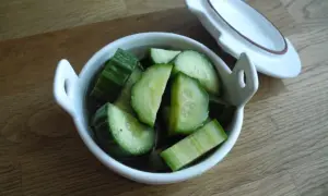 Snabbsaltad gurka i en vit skål. Skivorna är gröna och saftiga, redo att avnjutas.