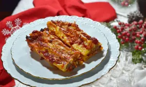 Cannelloni di carne ricetta della nonna, un piatto ricco e saporito, pronto per essere gustato.