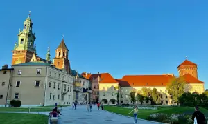 Wawel-Schloss in Krakau mit Türmen und einem Innenhof bei Sonnenschein.