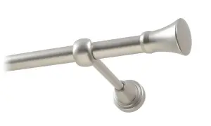 Srebrny metalowy karnisz z uchwytem i ozdobnym zakończeniem.
