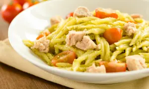 Pasta fredda al pesto con tonno e pomodorini, un piatto estivo fresco e saporito.