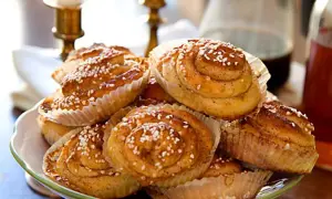 En hög med nybakade kanelbullar, perfekta för ett mysigt fika. Detta kanelbullar recept ger gyllene, sockerströsslade godsaker.