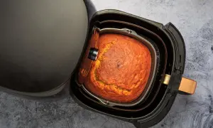 Ein goldbrauner Kuchen im Airfryer, bereit zum Genießen.