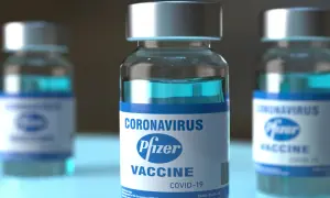 Szczepionka na covid Pfizer, trzy fiolki z niebieskim płynem, gotowe do ochrony przed wirusem.