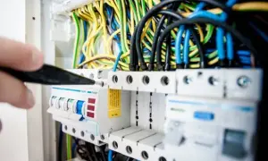 Co robi elektryk na praktykach? Oczekiwania i kluczowe umiejętności