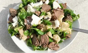 Herzhafter Salat mit zartem Rindfleisch, cremigem Ziegenkäse und knackigem Blumenkohl. Perfekt als Antwort auf die Frage: welches Fleisch zu Blumenkohl.