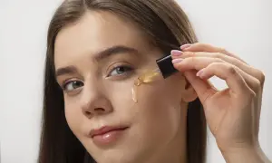 Podkład rozświetlający 2026: Ranking, porady i efekt "glass skin"