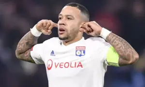 Memphis Depay w koszulce Olympique Lyon, z charakterystycznym gestem. Jego obecne drużyny to FC Barcelona i reprezentacja Holandii.