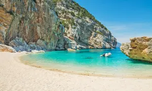Rajska plaża na Sardynii, turkusowa woda, biały piasek i skaliste klify. Idealne miejsce, by zobaczyć, co oferuje Sardynia.