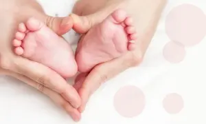Dłonie tworzą serce wokół delikatnych stópek niemowlaka. Waga trzymiesięcznego dziecka jest ważnym wskaźnikiem rozwoju.