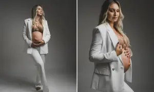 Elegancka sesja ciążowa w domu: przyszła mama w białym garniturze czule obejmuje brzuszek. Pomysły na stylowe zdjęcia.