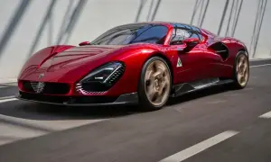 Błyszczący, czerwony Alfa Romeo 33 pędzi po drodze, jego złote felgi wirują w ruchu.