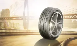 Continental PremiumContact 6-däck på en väg med en bro och stad i bakgrunden. Test av däckets prestanda.