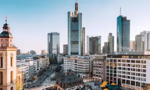 Frankfurcka panorama z wieżowcami i zabytkowym kościołem. Idealne miejsce na tanie loty z Niemiec!