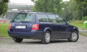 Tylne lampy w granatowym Passacie B5 FL, gotowe do wymiany żarówki.
