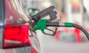 Tankowanie mojego Kia Ceed 1.4 benzyna. Zielony pistolet na stacji paliw.