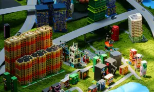 Miniaturowe miasto z klocków, idealne na berlin atrakcje dla dzieci. Kolorowe budynki, drogi i zielone tereny zachęcają do zabawy.