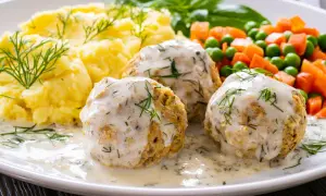 Pyszne pulpeciki w kremowym sosie, podane z puree ziemniaczanym i warzywami. Idealny pomysł, jak zrobić sos do pulpetów, by danie było wyborne!