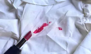 Roter Lippenstift auf weißem Stoff. So entfernst du eingetrocknete Make-up Flecken.