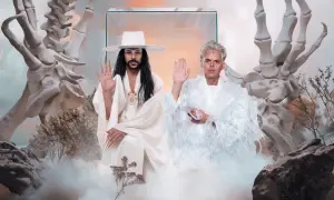 Dwóch mężczyzn w białych strojach, otoczonych kośćmi i mgłą, jakby w **imperium słońca**.