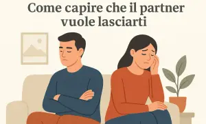 Coppia seduta sul divano, distanti, con espressioni tristi. Lei si tiene la testa, lui ha le braccia conserte. "Non so se lasciare il mio ragazzo" è il pensiero che aleggia.