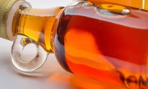 Nahaufnahme einer Flasche mit goldenem ahornsirup baby.
