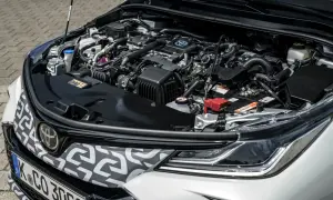 Silnik hybrydowy Toyoty Matrix, pełen przewodów i elementów, gotowy do pracy.