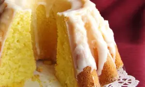 Puszysta babka cytrynowa z lukrem, idealna na popołudniową herbatę.