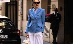 Elegancka kobieta w niebieskiej marynarce i białych spodniach, inspiracja dla moda 45 plus blog.