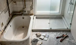 Baños en proceso de reforma, con una bañera antigua y un plato de ducha moderno listo para ser instalado.
