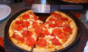 Ile cm ma duża pizza w Pizza Hut? Poznaj wymiary i porcje
