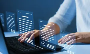 Ręce nad klawiaturą laptopa, wirtualne dokumenty unoszą się w powietrzu, symbolizując cyfrowe przetwarzanie wniosków, np. zaświadczenie o zameldowaniu.