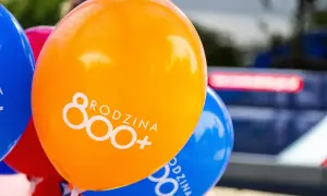 Balony z napisem "800+" symbolizują wsparcie dla rodzin.