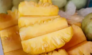 Pokrojony ananas, soczyste kawałki owocu. Czy zastanawiałeś się nad jego indeksem glikemicznym?