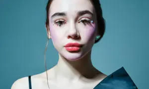 Młoda influencerka z odważnym makijażem. Kto stoi za sukcesem najmłodszej polskiej influencerki z branży beauty?