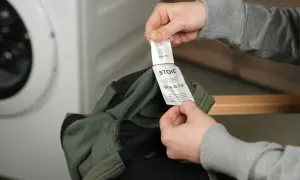 Pflegeetikett zeigt: 50 Baumwolle, 50 Polyester. Waschen mit ähnlichen Farben, Schonwaschgang. Vor dem Waschen das Etikett prüfen.
