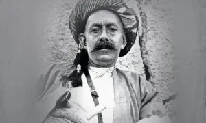 Porträtt av major Eric Bonde i turban och traditionell klädsel. Hans blick är intensiv och mustaschen framträdande.