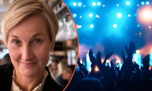 Christel Tholse Willers, en kvinna med kort blont hår, ler mot kameran. Till höger syns en publik med uppsträckta händer på en konsert.