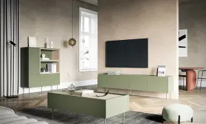 Nowoczesny salon z meblami w kolorze oliwkowym, który świetnie komponuje się z beżowymi ścianami i drewnianą podłogą.
